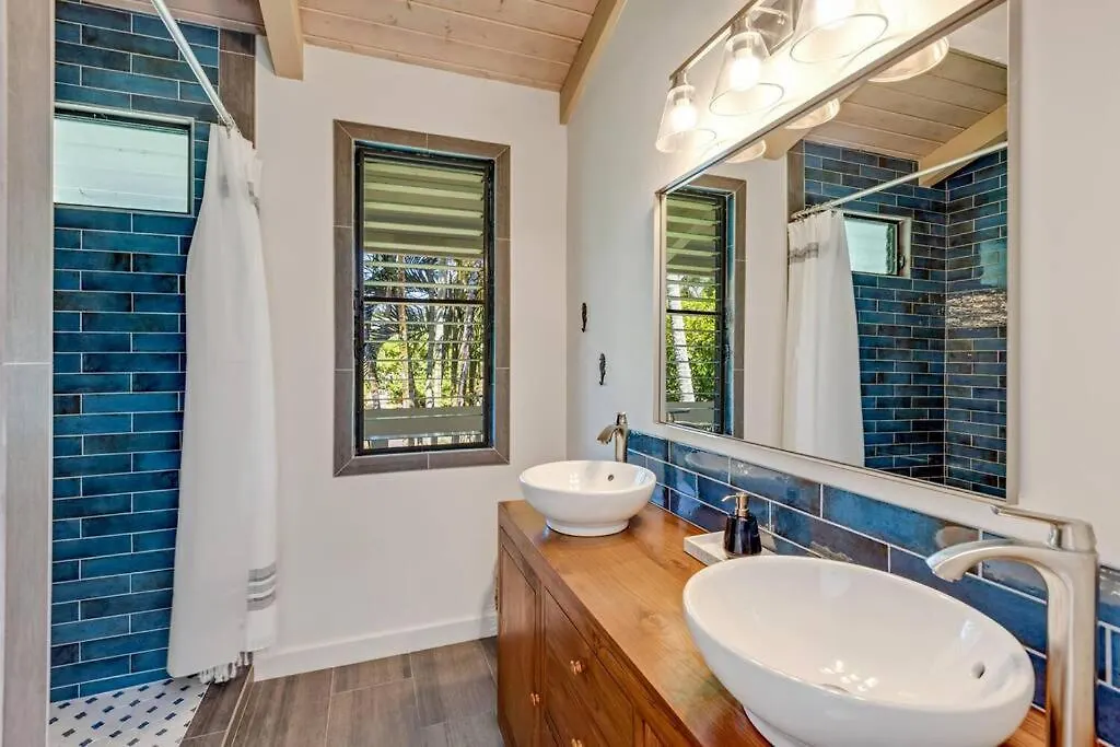 Newly Listed Luxury Home - Great Location + Views Princeville Holiday home